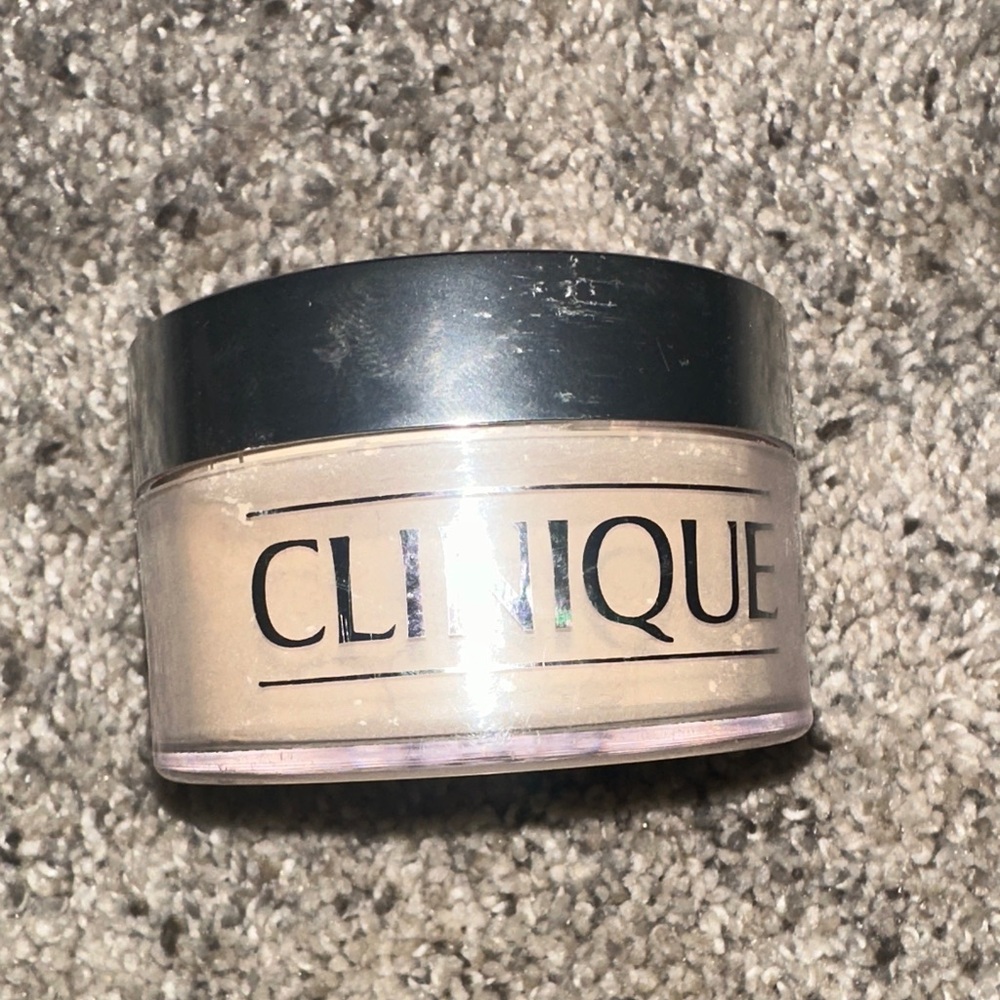 Clinique Setting Powder - Cream